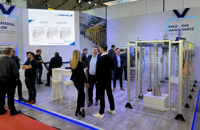 Am VAHLE Stand auf der LogiMAT haben Messebesuchende alles über die neuesten Produkte und Tools des Experten für Energie- und Datenübertragung erfahren. (Foto: VAHLE)