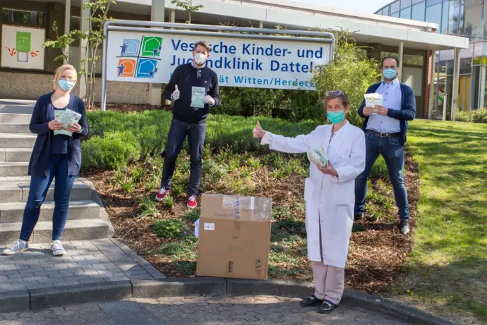 De izquierda a derecha: Dra. Laura Stüwe-Kunz, Médico Jefe de Neonatología y Medicina Intensiva de la Vestische Kinder- und Jugendklinik, Philipp Weber, VAHLE , Prof. Dra. Claudia Roll, Médico Jefe de Neonatología y Medicina Intensiva de la Vestische Kinder- und Jugendklinik, Oliver Kunz, VAHLE, entregando las mascarillas. (Foto: VKJD)