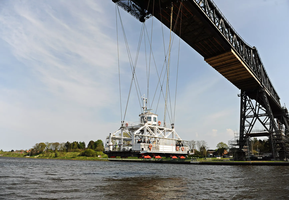 Since March 2022, the unique floating ferry has once again started its journey across the Kiel Canal. (Photo: bevisphoto/Adope Stock)