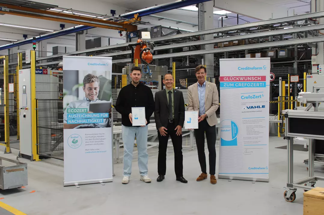 Achim Dries, CEO de VAHLE, se congratula de la confirmación de las iniciativas de sostenibilidad. En la foto, de izquierda a derecha: Paul Brendian (VAHLE Controlling), Rainhard Goldmann (Creditreform), Achim Dries (CEO del Grupo VAHLE). (Foto: VAHLE) 