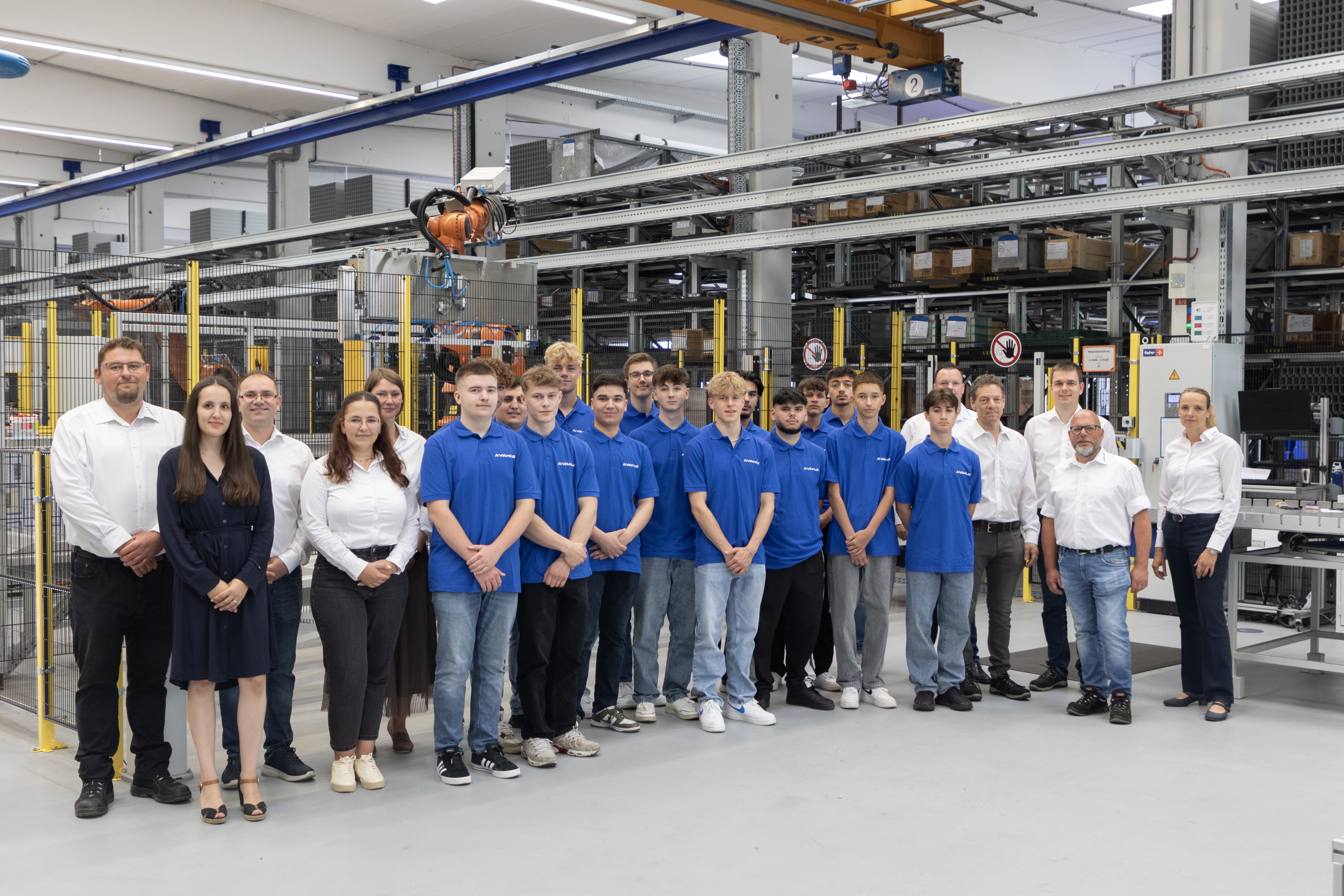 On August 1, we welcome 15 new trainees to our family business. This means that we are currently training a total of 43 specialists in various areas, including industrial clerks, production mechanics and many other future specialists. 
(Photo: VAHLE)