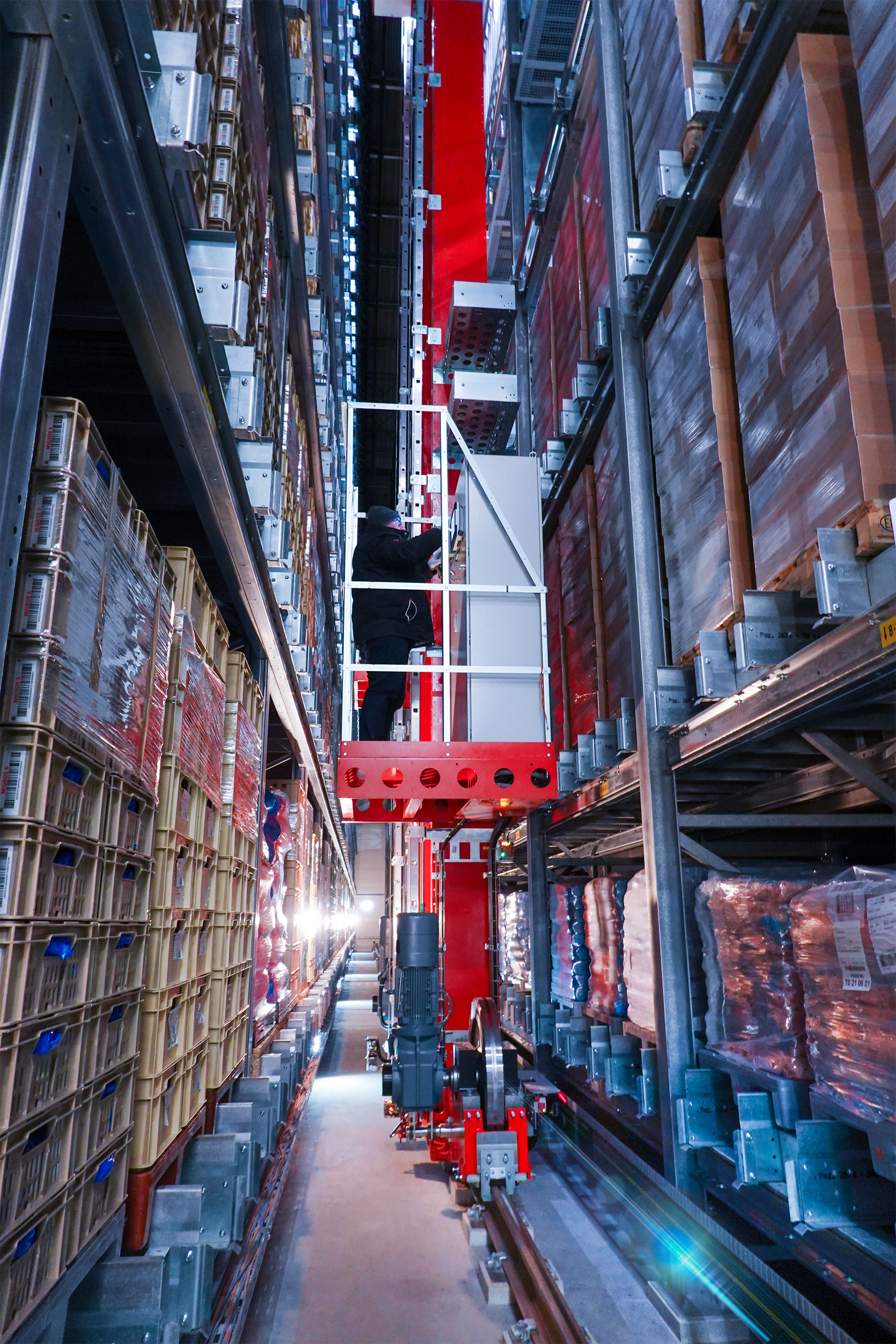 VAHLE stacker crane in the deep-freeze warehouse Kühlhaus Neuhof AG